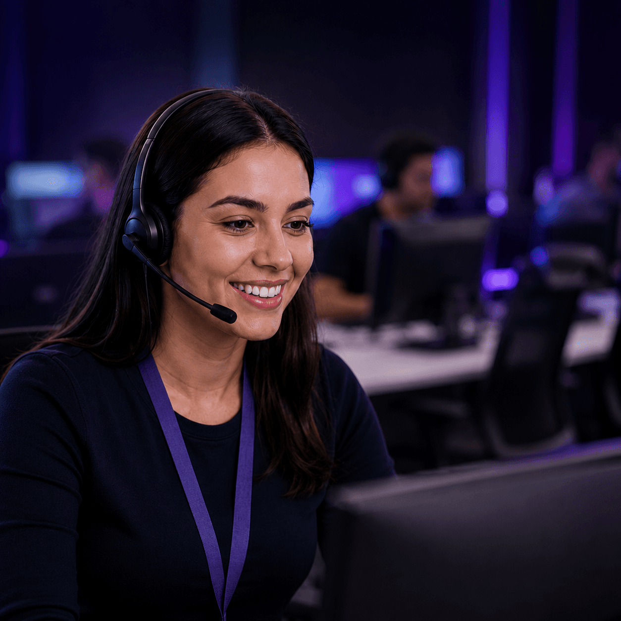 Atendente de call center usando headset, sorrindo durante o atendimento